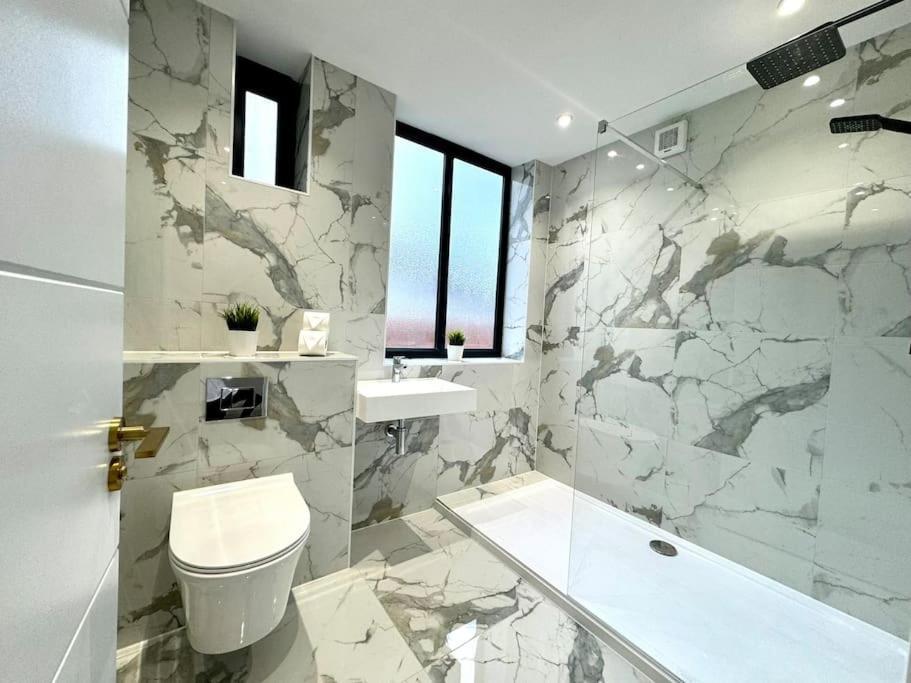 Massive 3 Bedroom - Ground Floor - Near The Beach! 伯恩茅斯 外观 照片